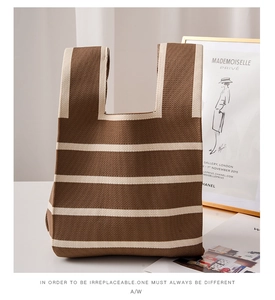 Détails de la texture du sac à main en tricot rayé marron et beige avec anse large