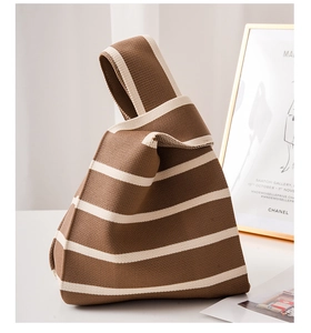 Détails du sac cabas en maille rayée montrant la texture épaisse du tissu et du tissage