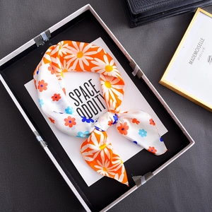 Daisy Floral Print Satin Square Scarf Silk Feel Headscarf Neck Kerchief Elegant Floral Hair Accessory For Women Fashion Gift