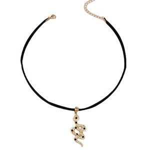 Gothic zwart fluwelen choker ketting met een gouden slangenhanger en kristallen