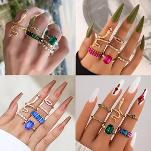 Set di anelli serpente dorati di lusso con cristalli verde smeraldo e dettagli Evil Eye