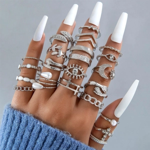 Boho-Ring-Set in Vintage-Silber mit Motiven wie bösem Blick, Mond und Perlen