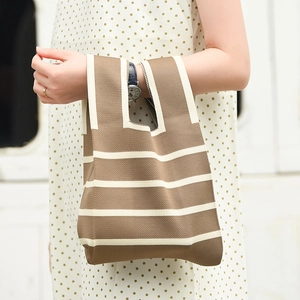 Sac fourre-tout en maille à rayures marron et beige pour un style décontracté