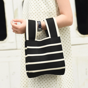 Sac fourre-tout en tricot à rayures noires et blanches avec bordure contrastante