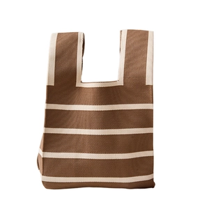 Sac fourre-tout en maille à rayures marron et beige avec texture tissée épaisse