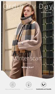 Dettaglio di una sciarpa in cashmere a quadri indossata con un cappotto invernale elegante