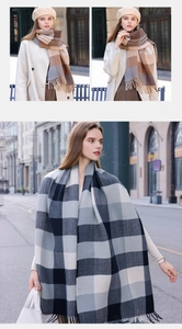 Dettaglio di sciarpe a quadri con frange in morbido tessuto simil cashmere marrone e grigio