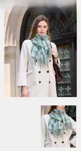Détail de l'écharpe à carreaux doux effet cachemire en vert et gris avec franges