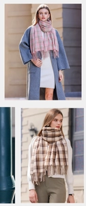 Détails d'écharpes à carreaux et franges en rose pastel et motifs marron classiques
