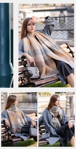 Dettaglio della sciarpa autunnale a quadri con frange e morbida trama in maglia cashmere