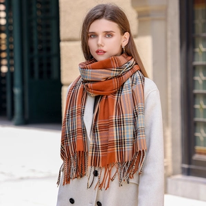 Karierter Fransenschal in Orange und Blau kombiniert mit einem klassischen Wollmantel