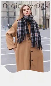 Photo street style de l'écharpe à carreaux bleu marine et marron avec détails de franges