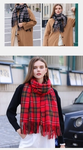 Gros plan sur la texture d'une écharpe à carreaux d'hiver avec pompons et motifs classiques