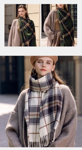 Dettaglio di morbida sciarpa a quadri con frange, colori vintage e texture tipo cashmere