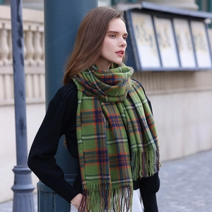 Écharpe d'hiver classique à carreaux vert et orange avec pompons élégants