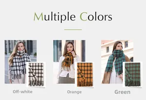 Dettaglio di sciarpe a quadri con nappe nei colori bianco, arancio e verde autunnale