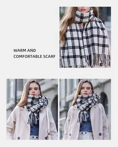 Dettaglio della trama di una sciarpa classica a quadri in finto cashmere con frange