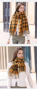 Dettaglio della sciarpa a quadri gialla con frange classiche e calda trama tipo cashmere