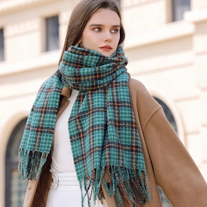 Sciarpa da donna a quadri verde e arancione con nappe per outfit invernali ed autunnali