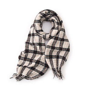 Sciarpa classica a quadri beige con motivi neri e marroni e frange morbide