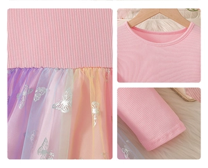 Dettaglio dell'abito in tulle arcobaleno da bambina con farfalle e corpetto a coste