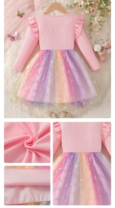 Dettagli del corpetto in maglia rosa e gonna in tulle arcobaleno con stampe di farfalle