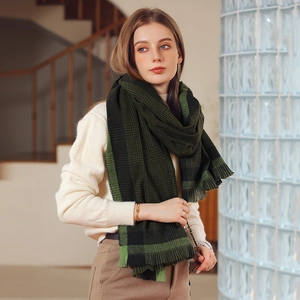 Écharpe classique à carreaux verts pour femme avec franges au look automnal chic