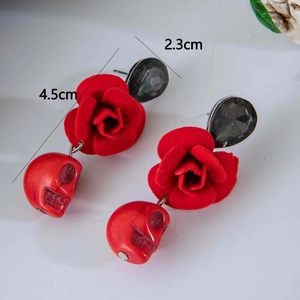 Détails des boucles d'oreilles rose rouge et tête de mort avec mesures de 4,5 cm