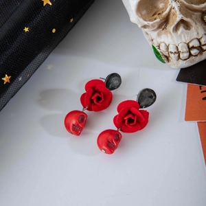Boucles d'oreilles gothiques avec rose rouge et tête de mort pour Halloween et gemmes