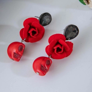 Boucles d'oreilles gothiques avec rose rouge et crâne, serties de pierres grises