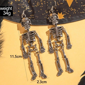 Vue détaillée des boucles d'oreilles squelette gothique avec dimensions et poids