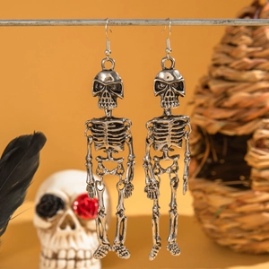 Détail de boucles d'oreilles squelette en argent antique avec articulations mobiles