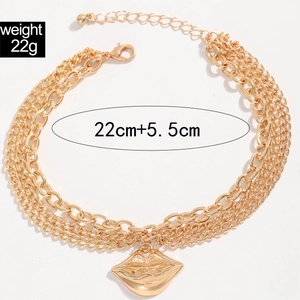 Detailed view of triple-layered golden lip pendant chain with 22cm length and 22g weight
