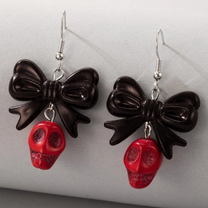 Boucles d'oreilles gothiques avec nœud noir et pendentifs tête de mort rouges