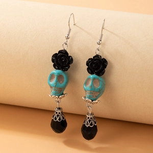 Détails des boucles d'oreilles gothiques avec crânes turquoise et pendentifs roses noires