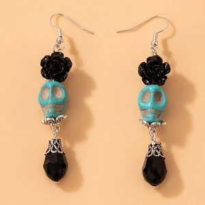 Détails de boucles d'oreilles gothiques avec rose noire, crâne et pendentif goutte