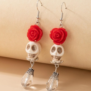 Boucles d'oreilles gothiques avec crâne, rose rouge et goutte de cristal vintage