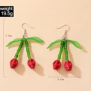 Vue détaillée des boucles d'oreilles cerise crâne rouge avec feuilles et mesures