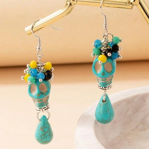 Vue détaillée de boucles d'oreilles crâne avec goutte turquoise et perles colorées