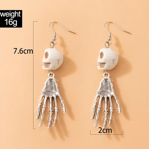 Détail des boucles d'oreilles main de squelette d'Halloween avec mesures de 7,6cm et poids 16g