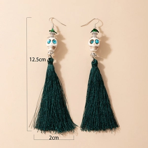 Détail des boucles d'oreilles gothiques tête de mort de 12,5 cm avec glands vert foncé