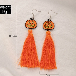 Vue détaillée des boucles d'oreilles citrouille avec mesures 10,3 cm de long et poids 9g