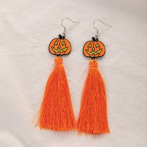 Détails de boucles d'oreilles citrouille d'Halloween avec pompons orange et émail