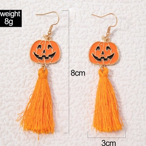 Détail de boucles d'oreilles citrouille à pompons orange avec mesures de 8 cm de haut
