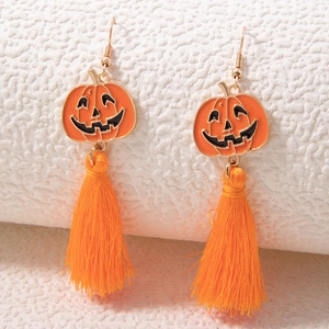 Détails des boucles d'oreilles citrouille d'Halloween avec pompons orange