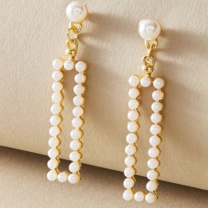 Boucles d'oreilles géométriques dorées avec perles serties dans un cadre rectangulaire