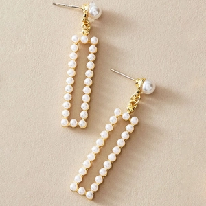Boucles d'oreilles pendantes rectangulaires en perles dorées au design géométrique chic