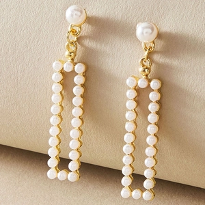 Boucles d'oreilles dorées géométriques avec perles nacrées et motif rectangulaire
