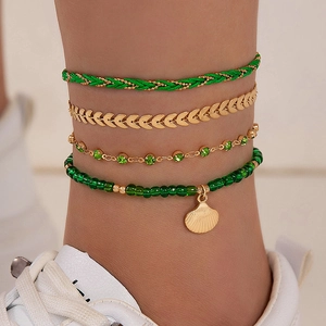 Set de tobilleras de cuentas verdes hechas a mano con dijes de concha dorada