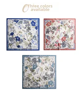 Drei Seidenquadrattücher mit tropischen Blumen- und Palmblattdrucken in 3 Farben